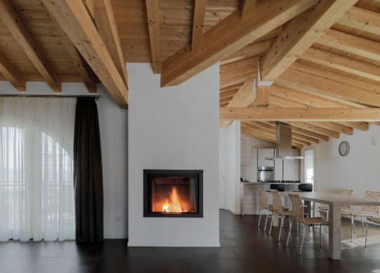 Przytulny salon z kominkiem - Kominki Wrocław