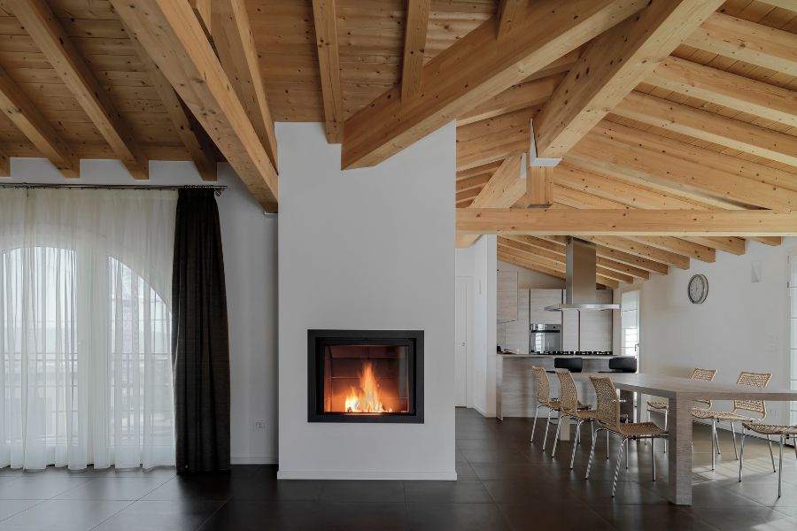 Przytulny salon z kominkiem - Kominki Wrocław